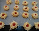 Foto langkah ke 6 dari resep Crunchy Strawberry Cheese Thumbprint Cookies.