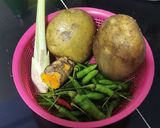Gambar langkah 1 resipi Ayam masak lemak cili api.