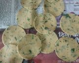 हेल्दी मिनी मेथी पूरी विथ टमाटर चटनी (Healthy mini methi puri with tamatar chutney recipe in Hindi) रेसिपी चरण 4 फोटो