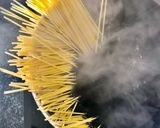 Foto del paso 2 de la receta: Spaghetti con vieiras y crujiente de Parmesano