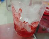 Foto langkah ke 2 dari resep Strawberry Yakult 3 bahan.