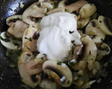 Foto del paso 5 de la receta: Champiñones a la crema con aguacate y tomate