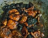 Gambar langkah 5 resipi Ayam Masak Kicap Lada Hitam & Cendawan Hitam.