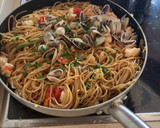 Foto del paso 9 de la receta: Espaguetis al vermú, coquinas y gambones