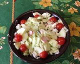 Une image de l'étape 9 de Salade de concombre, radis, tomates à la menthe et feta.