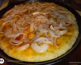 Foto del paso 2 de la receta: Pizza batida de muzzarella a la fugazzeta con provenzal y reggianito 🙌🏻😋