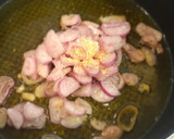 Foto del paso 3 de la receta: Jamoncitos de pollo con chalotas y zanahorias al vino tinto