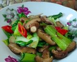 Gambar langkah 2 resipi Pak Choi & Shiitake Goreng.