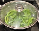 Foto langkah ke 2 dari resep Braised Garlic Green Beans.
