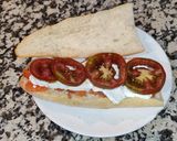 Foto del paso 2 de la receta: Bocadillo de salmón con queso fresco de cabra con tomate
