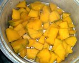 Foto langkah ke 2 dari resep Kue Lapis Tepung Beras Labu Kuning.