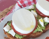 Foto del paso 3 de la receta: Huevo con aguacate y tostada de queso fresco