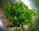 A picture of step 1 of Spring onion pakoda.