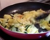 Foto del paso 3 de la receta Tortilla de patatas y un toque con un poco calabacín