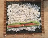 Foto del passaggio 6 della ricetta Maki sushi con salmone e avocado