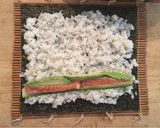 Foto del passaggio 6 della ricetta Maki sushi con salmone e avocado