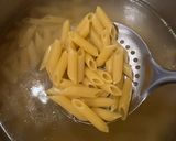 Foto langkah ke 2 dari resep Creamy chicken Penne dengan brokoli, paprika dan tomat cherry.