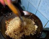 Foto langkah ke 4 dari resep Mi goreng kampung.