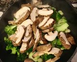 Foto del paso 3 de la receta Verduras salteadas con quinoa y pollo al curry