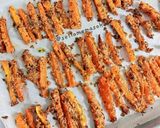 Foto langkah ke 4 dari resep Cheesy Herb Roasted Carrots.