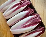 Foto del paso 2 de la receta: Ensalada de endivias rojas con salsa de queso azul