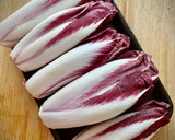 Foto del paso 2 de la receta: Ensalada de endivias rojas con salsa de queso azul