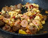 Foto langkah ke 4 dari resep Nasi Goreng Bakso Sosis Pedas Manis.
