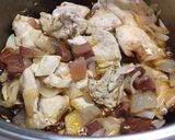 Foto del paso 1 de la receta Pechuga de pollo troceadas en guiso con ibéricos