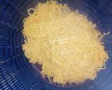 A picture of step 3 of Fried eggs with stir fry noodles.