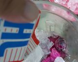 Gambar langkah 1 resipi Dragonfruit Smoothie with Chocolate Pomegranate Bites.