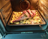 Foto del paso 4 de la receta: Pierna de cordero recental al horno con patatas y uvas