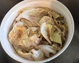 Une image de l'étape 1 de Salade castelfranco a l ail des ours et oignon rouge.