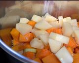 Foto del paso 1 de la receta: Crema de calabaza, langostinos y huevo mollet