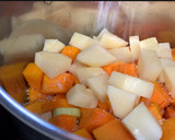 Foto del paso 1 de la receta: Crema de calabaza, langostinos y huevo mollet