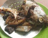 Foto langkah ke 2 dari resep Kepala Tongkol Kuah Asam Pedas Belimbing Wuluh.