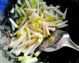 รูปขั้นตอนการทำที่ 1 ของ น้ำเต้าผัดไข่