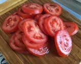 Une image de l'étape 3 de Salade aux tomates, feta, oignon italien et pistaches.