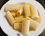 Foto del paso 1 de la receta: Paccheri con Panceta a la crema de Camembert