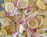 Foto del paso 6 de la receta: Pollo al limón en cama de patatas al horno
