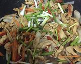 รูปขั้นตอนการทำที่ 3 ของ “อกไก่ผัดพริกอ่อน”