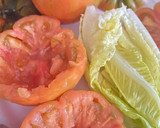 Foto del paso 1 de la receta: Tomates rellenos, aguacate con un toque gourmet