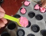 Foto langkah ke 3 dari resep Cornflakes Strawberry Praline.