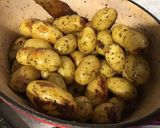 Une image de l'étape 7 de Pommes grenailles rôties en cocotte à l'ail, oignon de roscoff et herbes de Provence.
