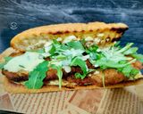 Foto del paso 6 de la receta: Bocadillo de pollo marinado empanado con rúcula y salsa de parmesano