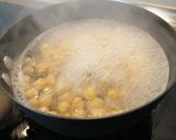 Foto del paso 1 de la receta: Garbanzos con gambas y almejas