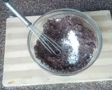A picture of step 2 of Oreo biscuit cake.