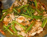 รูปขั้นตอนการทำที่ 4 ของ ผัดพริกแกงไก่ใส่ผักบุ้งจีน คีโต