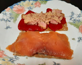 Foto del paso 3 de la receta: Tostas de salmón con Cabrales y atún con piquillos para entrante o cena ligera