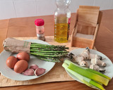 Foto del paso 1 de la receta: Revuelto de espárragos y champiñones