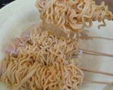 Foto langkah ke 2 dari resep Sate Sosis Gulung Mie.